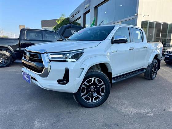 TOYOTA HILUX 2.8 D-4D TURBO DIESEL CD SRX PLUS 4X4 AUTOMÁTICO TOYOTA HILUX 2.8 D-4D TURBO DIESEL CD SRX PLUS 4X4 AUTOMÁTICO